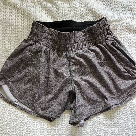 Track That Short Lululemon - Picture 3 of 8